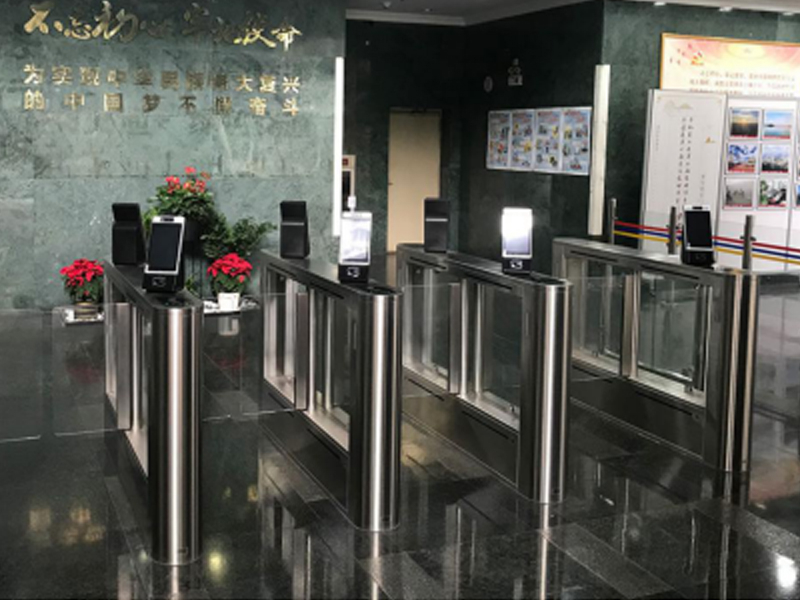 **省交通運(yùn)輸廳 哪家好？?jī)r(jià)格怎么樣？代理招商，生產(chǎn)廠家，價(jià)格，哪家好，多少錢，品牌，報(bào)價(jià)，廠家，哪個(gè)公司好 **省交通運(yùn)輸廳采用人臉識(shí)別閘機(jī)，并配套采用人臉識(shí)別門禁，進(jìn)行出入口規(guī)范化管理，這種閘機(jī)人臉識(shí)別終端恰好符合其管理要求，杜絕不法分子進(jìn)入，提高機(jī)關(guān)的安全與管理水平。