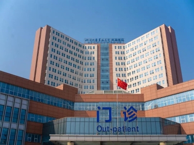 四川省,成都市,龍泉驛區(qū)醫(yī)院健康碼,測(cè)溫,人臉識(shí)別,閘機(jī)快訊：成都市龍泉驛區(qū)第二人民醫(yī)院?jiǎn)⒂媒】荡a測(cè)溫通道閘機(jī)進(jìn)行出入管控，實(shí)現(xiàn)就醫(yī)便捷通行 哪家好？?jī)r(jià)格怎么樣？代理招商，生產(chǎn)廠家，價(jià)格，哪家好，多少錢(qián)，品牌，報(bào)價(jià)，廠家，哪個(gè)公司好 