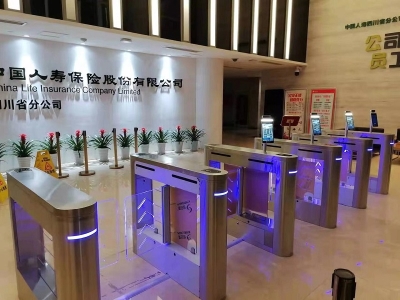 四川省,成都市金融保險(xiǎn)健康碼,測(cè)溫,人臉識(shí)別,閘機(jī)%%健康碼%%人臉%%測(cè)溫中國(guó)人壽保險(xiǎn)股份有限公司采用路可路美健康碼測(cè)溫通道閘機(jī)防疫測(cè)溫閘機(jī),健康碼核驗(yàn),FS200A 哪家好？?jī)r(jià)格怎么樣？代理招商，生產(chǎn)廠家，價(jià)格，哪家好，多少錢，品牌，報(bào)價(jià)，廠家，哪個(gè)公司好 
