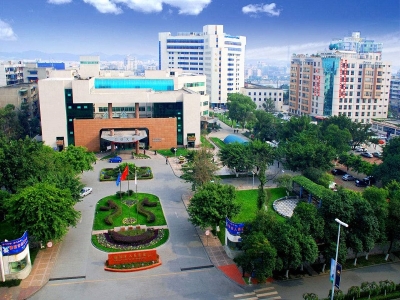 德陽市人民醫(yī)院 哪家好？價格怎么樣？代理招商，生產廠家，價格，哪家好，多少錢，品牌，報價，廠家，哪個公司好 德陽市人民醫(yī)院采用路可路美天府健康通防疫測溫閘機進行患者自助通行服務，通過在門診大樓、住院樓及中醫(yī)館入口搭建健康碼測溫一體化系統，通過智能化設施，對進出人員進行自動化的健康碼狀態(tài)（綠碼、黃碼、紅碼）檢測、快速體溫測量、口罩佩戴檢測，提升工作效率，實現安全就醫(yī)管控。德陽市人民醫(yī)院以具備紅外測溫、天府通健康碼核驗、門禁控制功能的健康碼人臉測溫智能化系統，代替人工體溫檢測、健康身份核查、口罩佩戴檢查工作，避免人員近距離接觸交叉感染，提升防疫防控水平，降低人力成本，提升通行效率。