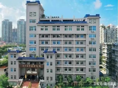 四川省第二中醫(yī)醫(yī)院 哪家好？價格怎么樣？代理招商，生產廠家，價格，哪家好，多少錢，品牌，報價，廠家，哪個公司好 近日，四川省中醫(yī)藥科學院（四川省中醫(yī)藥科學院四川省第二中醫(yī)醫(yī)院），為了滿足來院就醫(yī)人員，能夠快速便捷通過防疫安全檢查，在入院大門部署多個天府健康碼核驗測溫人行通道道閘進行自動化進院健康信息篩查。進入醫(yī)院的人員無需再描場所碼，只需要打開手機的天府健康通或者身份證，在路可路美健康碼測溫通道閘機上掃一掃，系統自動將掃碼行為與場所碼關聯，滴聲提示后，系統即開始進行健康信息篩查，在大數據中心權限全部開放的情況下，系統可支持健康碼碼色（綠碼、黃碼、紅碼）與核酸疫苗自動篩查、體溫測量、口罩佩戴檢測，無異常人員將在一秒左右被人行通道閘機放行。